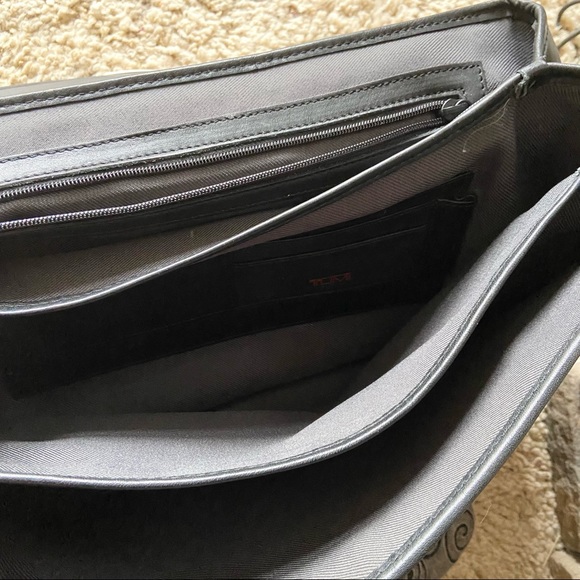 Tumi Black Leather Crossbody Messenger Bag Lock and Keys included. - Picture 3 of 12